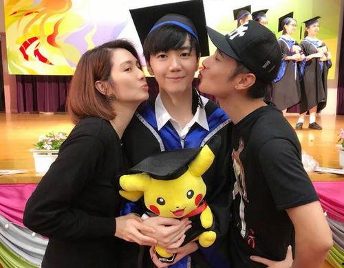 小哇吃瓜娱乐博主,揭秘娱乐圈幕后故事，带你领略明星真实一面