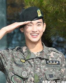 娱乐吃瓜酱当兵的气势